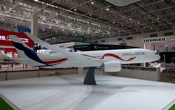 La maqueta del avión de pasajeros ruso-chino de ancho fuselaje C929 / ShFDMS presentada en la feria aeroespacial Airshow China 2016 La maqueta del avión de pasajeros ruso-chino de ancho fuselaje C929 / ShFDMS presentada en la feria aeroespacial Airshow China 2016 - Sputnik Mundo