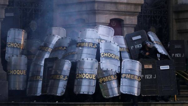 Policía de Brasil durante la huelga - Sputnik Mundo