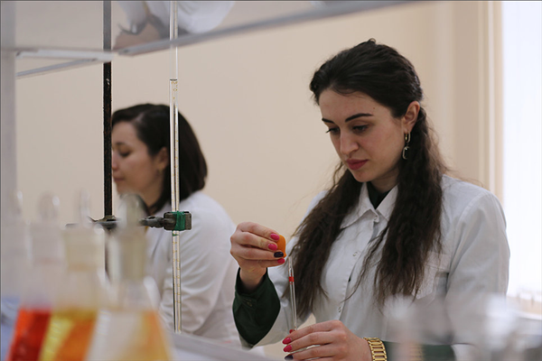 Estudiantes en el laboratorio de polímeros avanzados de la Universidad Estatal rusa de Cabardino-Balkaria - Sputnik Mundo