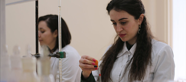 Estudiantes en el laboratorio de polímeros avanzados de la Universidad Estatal rusa de Cabardino-Balkaria - Sputnik Mundo