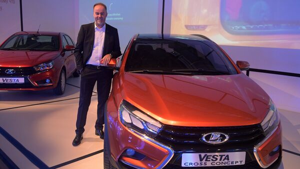 El diseñador de AvtoVAZ Steve Mattin junto al automóvil Lada Vesta en la apertura de la primera Bienal de Diseño de Moscú, 10 de abril de 2017 - Sputnik Mundo