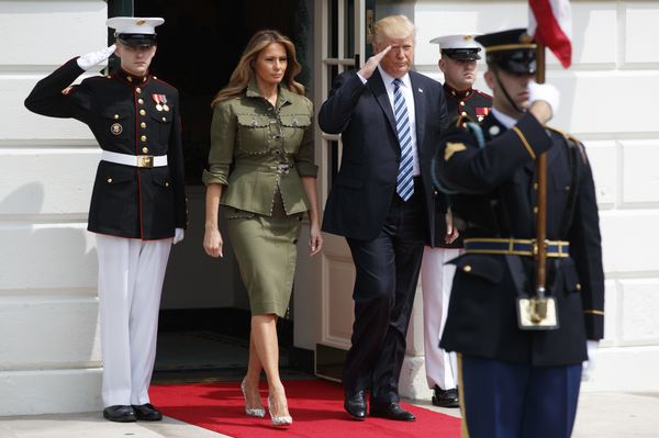 El presidente de EEUU, Donald Trump, y su esposa, Melania, salen de la Casa Blanca El presidente de EEUU, Donald Trump, y su esposa, Melania, salen de la Casa Blanca - Sputnik Mundo