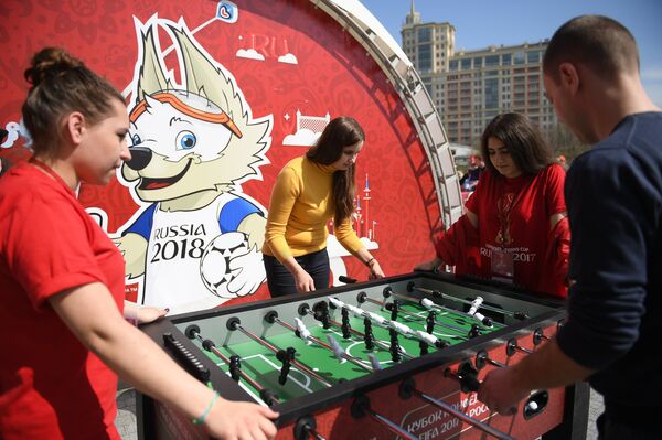 Los asistentes al parque juegan fútbol de mesa - Sputnik Mundo