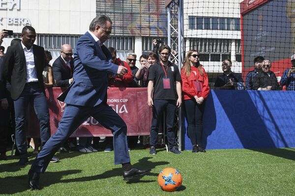El presidente del Comité Organizador de Rusia 2018, Vitali Mutkó, juega fútbol - Sputnik Mundo