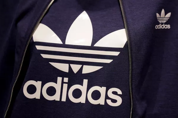 El logo de la marca Adidas El logo de la marca Adidas - Sputnik Mundo