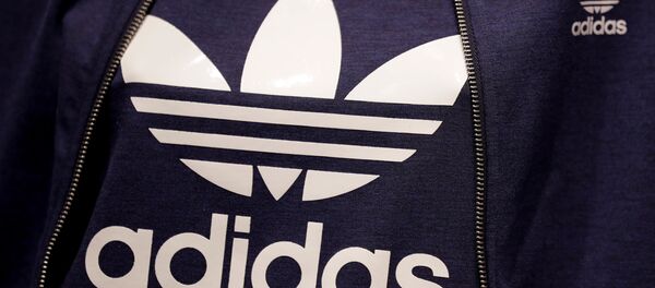 El logo de la marca Adidas - Sputnik Mundo