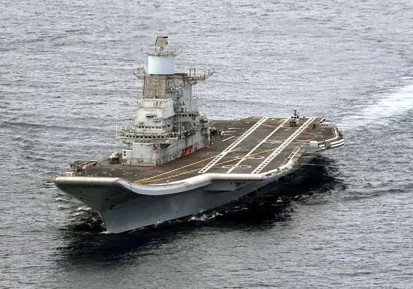 El portaviones INS Vikramaditya (R33) El portaviones INS Vikramaditya (R33) - Sputnik Mundo
