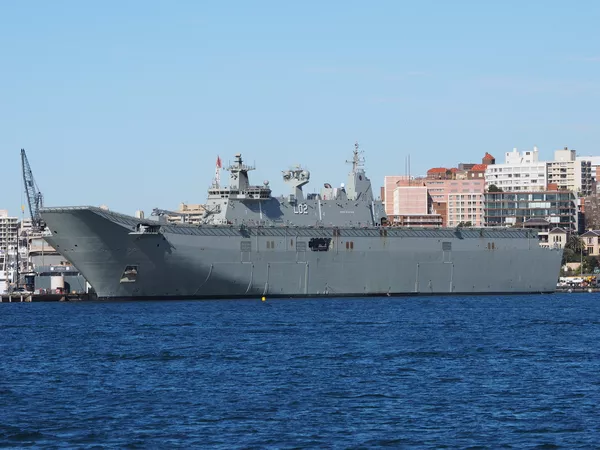 El portaviones australiano HMAS Canberra El portaviones australiano HMAS Canberra - Sputnik Mundo