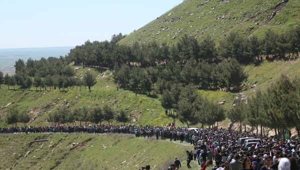 La gente se reunió cerca de la sede de las unidades de protección del pueblo kurdo (YPG) después de ser golpeado por los ataques aéreos turcos en el Monte Karachok cerca de Malikiya - Sputnik Mundo