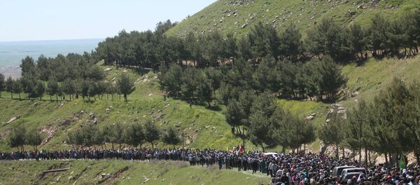 La gente se reunió cerca de la sede de las unidades de protección del pueblo kurdo (YPG) después de ser golpeado por los ataques aéreos turcos en el Monte Karachok cerca de Malikiya - Sputnik Mundo