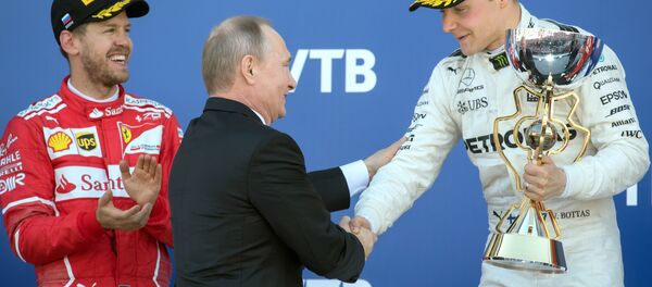 El presidente ruso Vladímir Putin asiste a la carrera de Fórmula 1 en Sochi - Sputnik Mundo