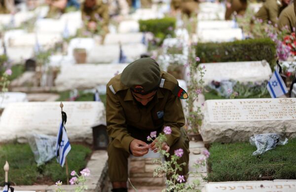 Un soldado israelí rinde homenaje a los caídos en un cementerio en Jerusalén - Sputnik Mundo