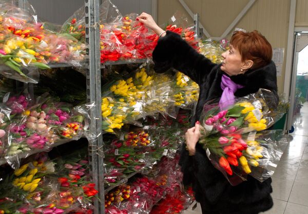 Una mujer compra tulipanes en Rusia - Sputnik Mundo