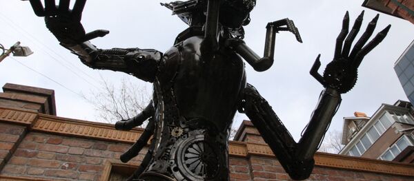 Estatua de 'Alien' en el centro de Vladivostok, Rusia - Sputnik Mundo