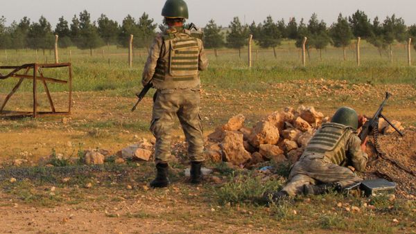 Soldados turcos hacen guardia en la ciudad fronteriza de Akcakale en la frontera turco-siria en la provincia de Sanliurfa Soldados turcos hacen guardia en la ciudad fronteriza de Akcakale en la frontera turco-siria en la provincia de Sanliurfa - Sputnik Mundo