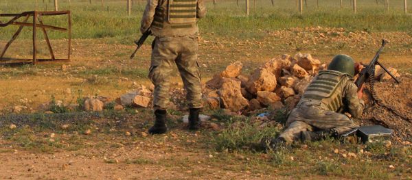Soldados turcos hacen guardia en la ciudad fronteriza de Akcakale en la frontera turco-siria en la provincia de Sanliurfa - Sputnik Mundo