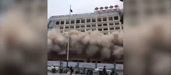 La demolición de un enorme edificio en China causa pánico entre los transeúntes - Sputnik Mundo