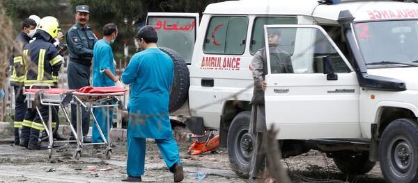 Fuerzas de seguridad afganas y médicos (archivo) - Sputnik Mundo