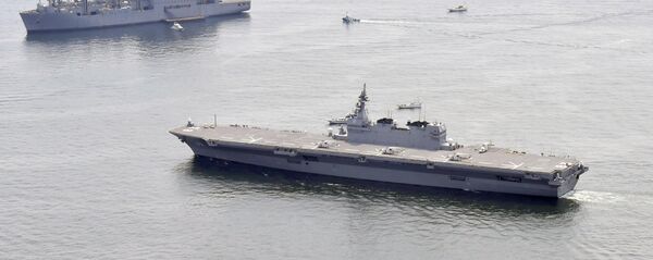 El portahelicópteros japonés Izumo (derecha) - Sputnik Mundo