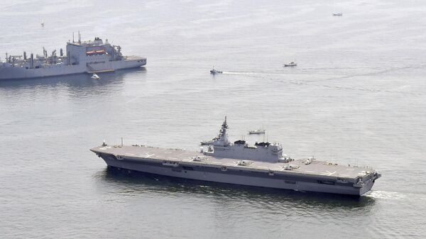 El portahelicópteros japonés Izumo (derecha) - Sputnik Mundo