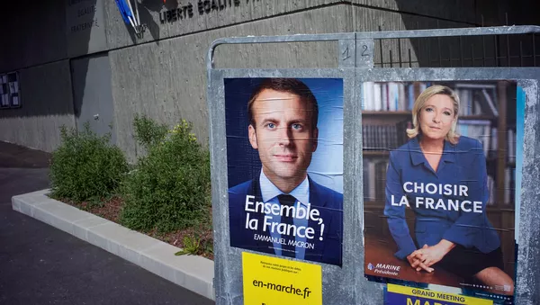 Los posters con Emmanuel Macron y Marine Le Pen, candidatos de las elecciones presidenciales en Francia - Sputnik Mundo