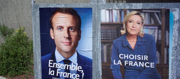 Los posters con Emmanuel Macron y Marine Le Pen, candidatos de las elecciones presidenciales en Francia - Sputnik Mundo