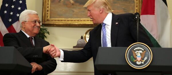 El presidente de EEUU, Donald Trump, con su par palestino Mahmud Abas - Sputnik Mundo