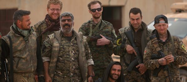 Combatientes de las Fuerzas Democráticas Sirias en Tabqa, Siria - Sputnik Mundo