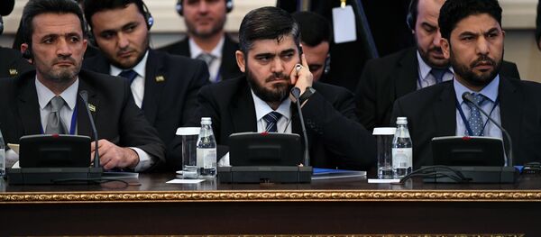 Los representantes de la oposición siria en Astaná con su negociador Mohamed Alush (en el centro) - Sputnik Mundo