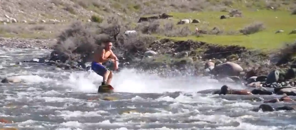 Un hombre inventa un nuevo deporte acuático con una tabla de esquí y ¿un caballo? - Sputnik Mundo