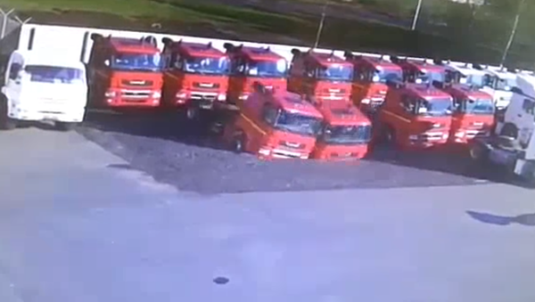 Dos Kamaz caen bajo la tierra - Sputnik Mundo