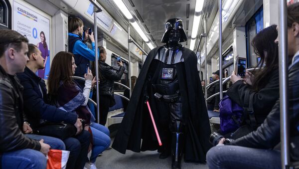 Персонаж фантастического фильма Звездные войны Дарта Вейдера в день Звездных войн в вагоне московского метрополитена - Sputnik Mundo