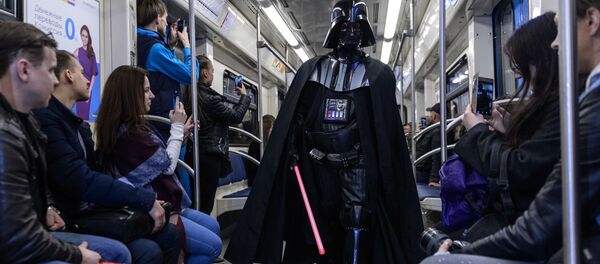 Персонаж фантастического фильма Звездные войны Дарта Вейдера в день Звездных войн в вагоне московского метрополитена - Sputnik Mundo