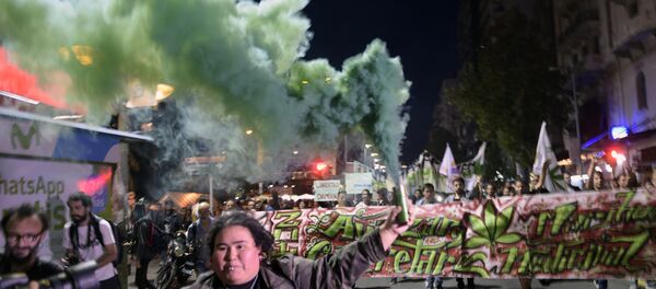 Marcha en Montevideo por mejoras en aplicación de ley de marihuana - Sputnik Mundo
