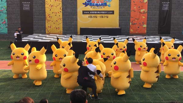 Un Pikachu se desinfla en pleno espectáculo - Sputnik Mundo