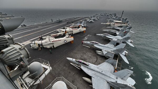 Aviones en la cubierta de vuelo del portaviones estadounidense USS Theodore Roosevelt (archivo) - Sputnik Mundo