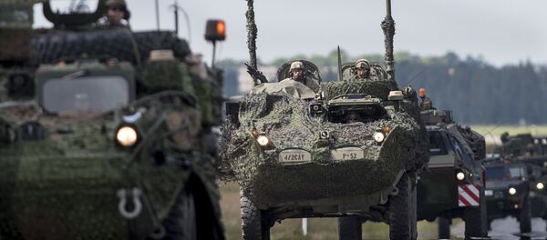 Vehículos blindados de la OTAN en Letonia (archivo) - Sputnik Mundo