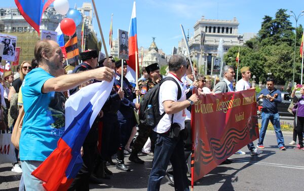 Cientos de personas participan en el Regimiento Inmortal en Madrid - Sputnik Mundo