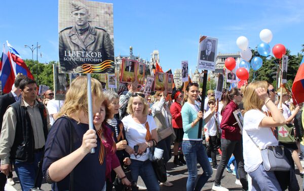 Cientos de personas participan en el Regimiento Inmortal en Madrid - Sputnik Mundo