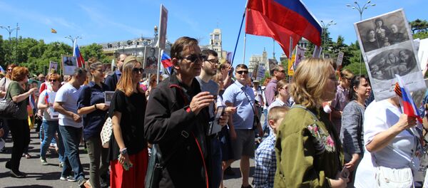Cientos de personas participan en el Regimiento Inmortal en Madrid - Sputnik Mundo