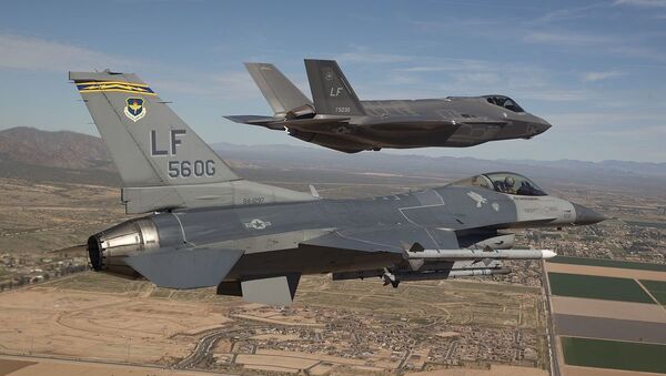 Los cazas F-16 y F-35 (archivo) - Sputnik Mundo