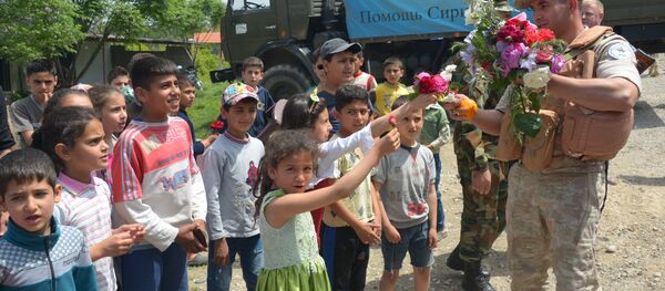 Los habitantes de una aldea siria saludan la ayuda humanitaria llevada por los militares rusos - Sputnik Mundo