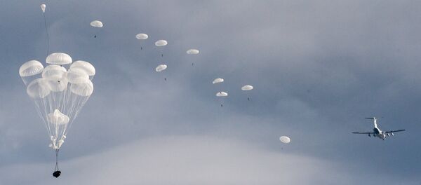 Desembarco masivo de paracaidistas rusos, bielorrusos y serbios durante las maniobras Hermandad Eslava (archivo) - Sputnik Mundo