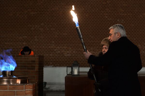 La antorcha temporal durante las obras de mantenimiento de la Llama eterna en 2016 - Sputnik Mundo