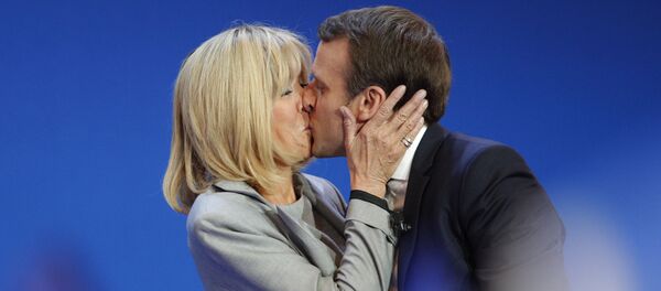 Emmanuel y Brigitte Macron - Sputnik Mundo