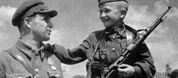 Un soldado soviético con su hijo - Sputnik Mundo