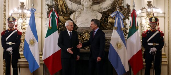 El presidente argentino Mauricio Macri recibe en la sede de Gobierno a su par italiano, Sergio Mattarella - Sputnik Mundo