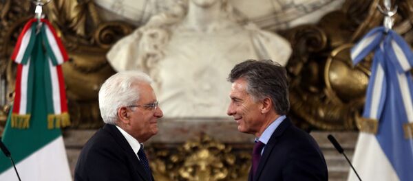 El presidente argentino Mauricio Macri recibe en la sede de Gobierno a su par italiano, Sergio Mattarella - Sputnik Mundo