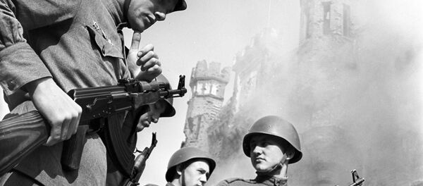Soldados soviéticos nacidos en el 1945 en la Fortaleza de Brest (archivo) - Sputnik Mundo