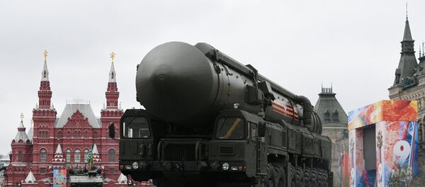 Sistema de misiles balísticos RS-24 Yars durante el desfile del Día de la Victoria en la Plaza Roja de Moscú - Sputnik Mundo